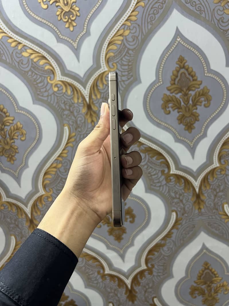 IPhone 16 Pro Max 4