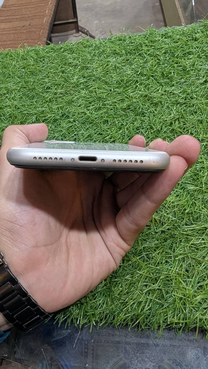 Apple iPhone 11 6