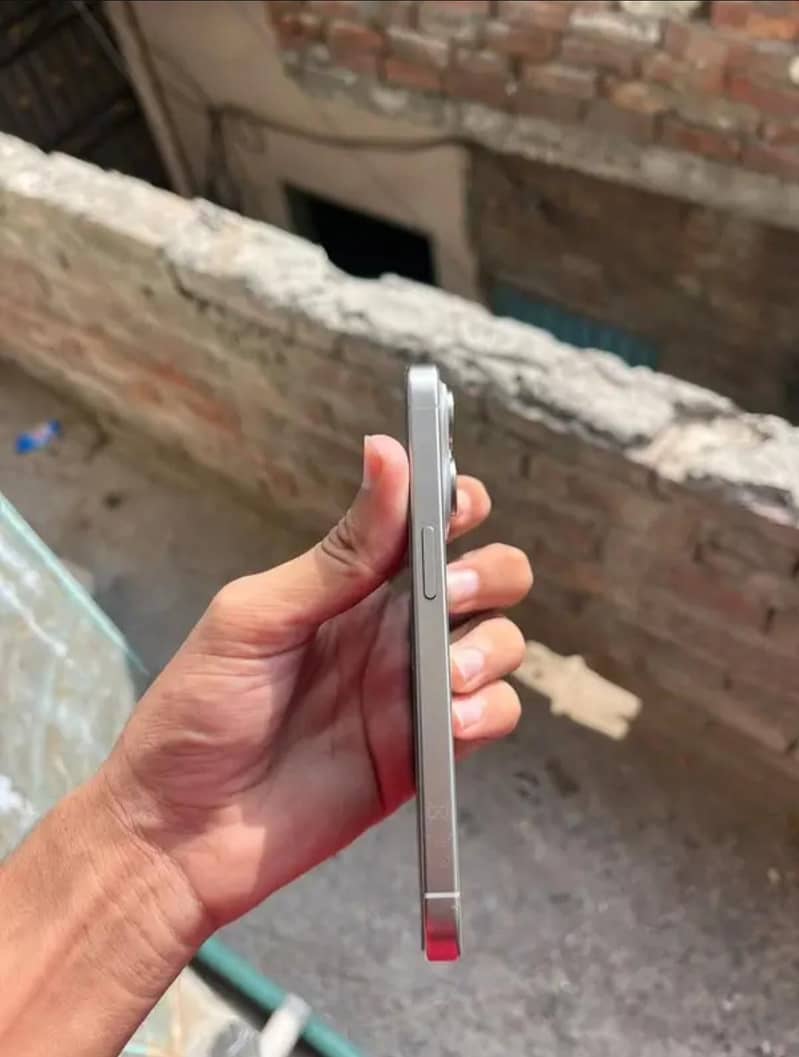 Apple iPhone 15 Pro 4