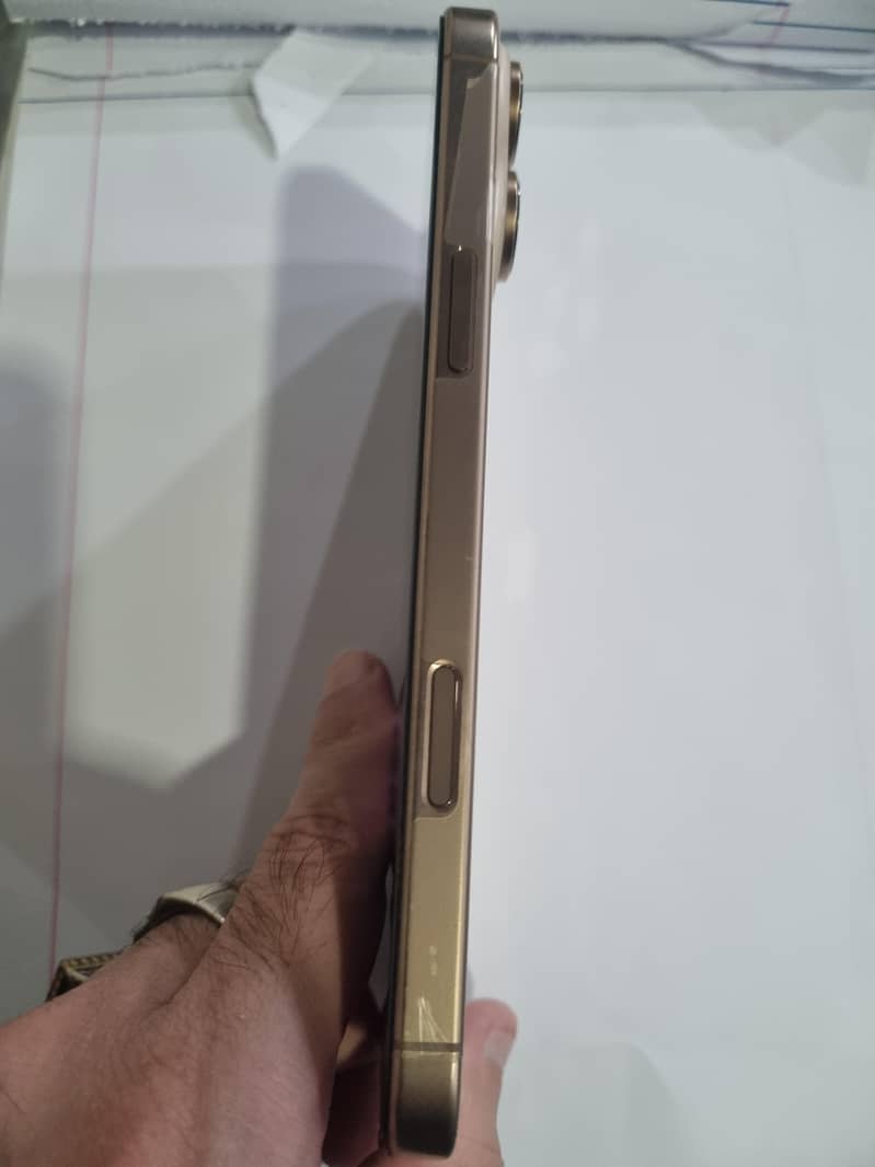 Apple iPhone 16 Pro Max 2