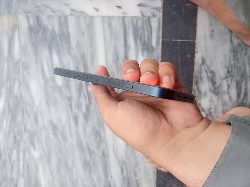 Apple iPhone 13 8
