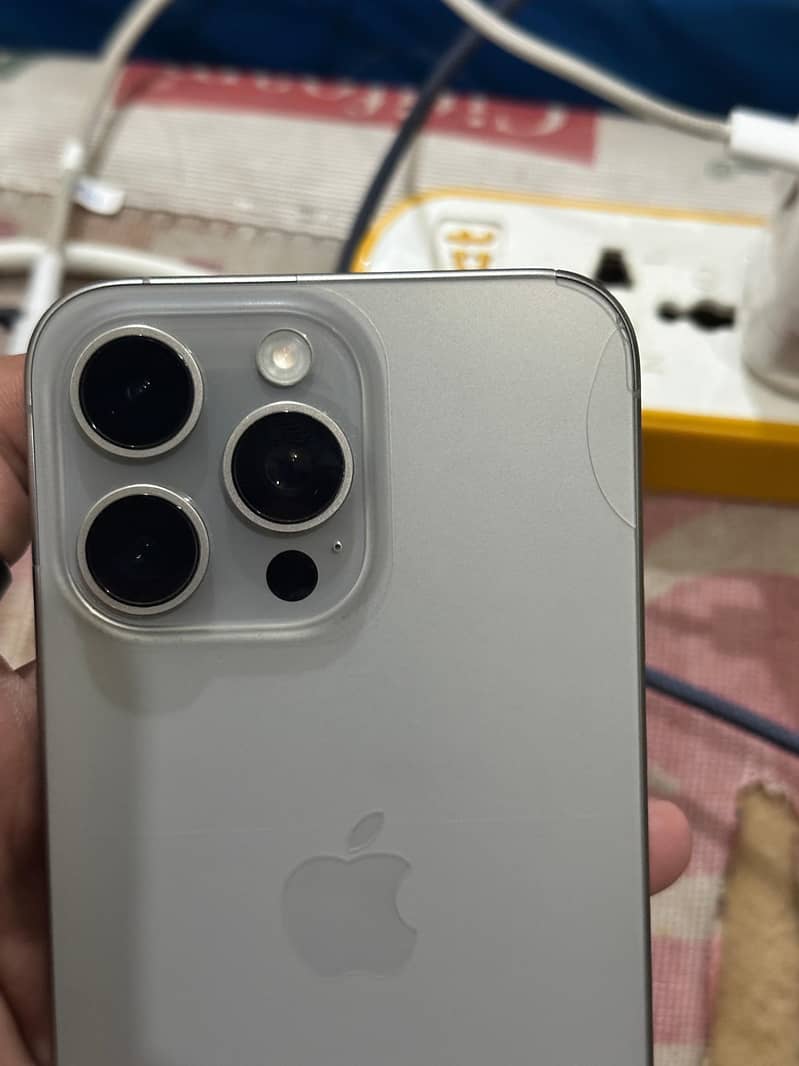 Apple iPhone 15 Pro Max 4