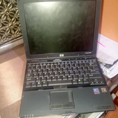 Vintage HP Compaq laptop with ubiliquitu. just for parts or collecters
