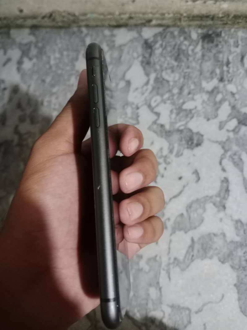 Apple iPhone 11 4