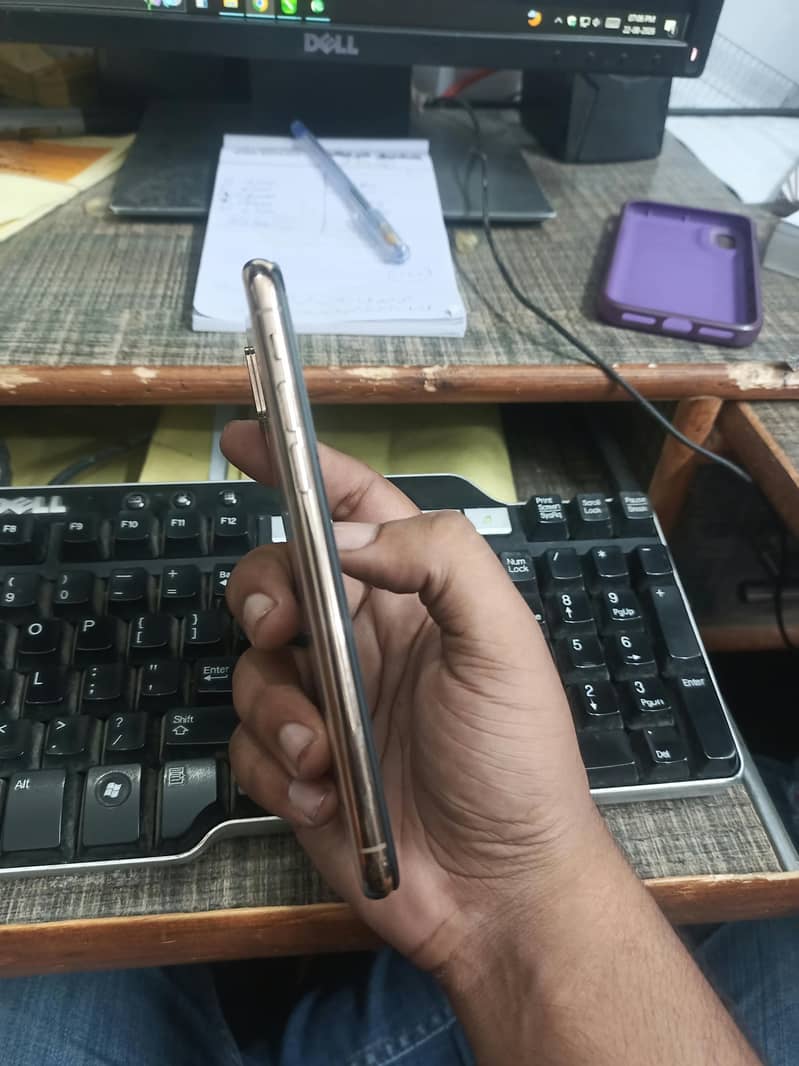 Apple iPhone XS 4