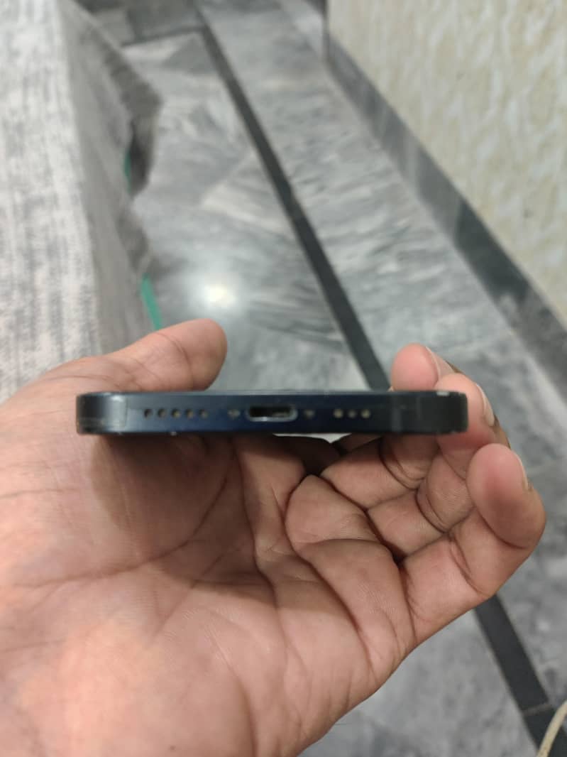 Apple iPhone 12 4
