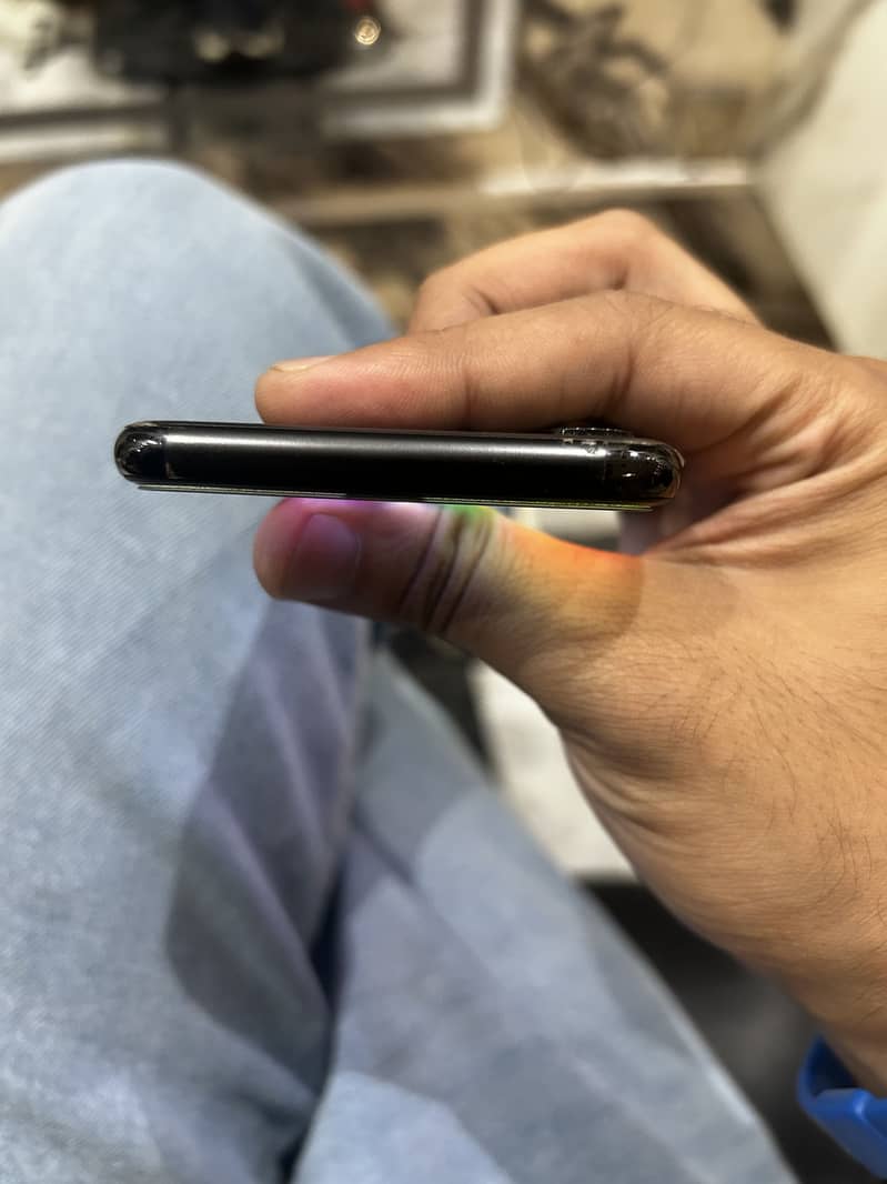 Apple iPhone X 4