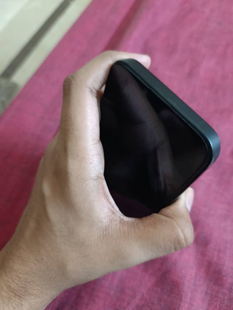 Apple iPhone 16e 3