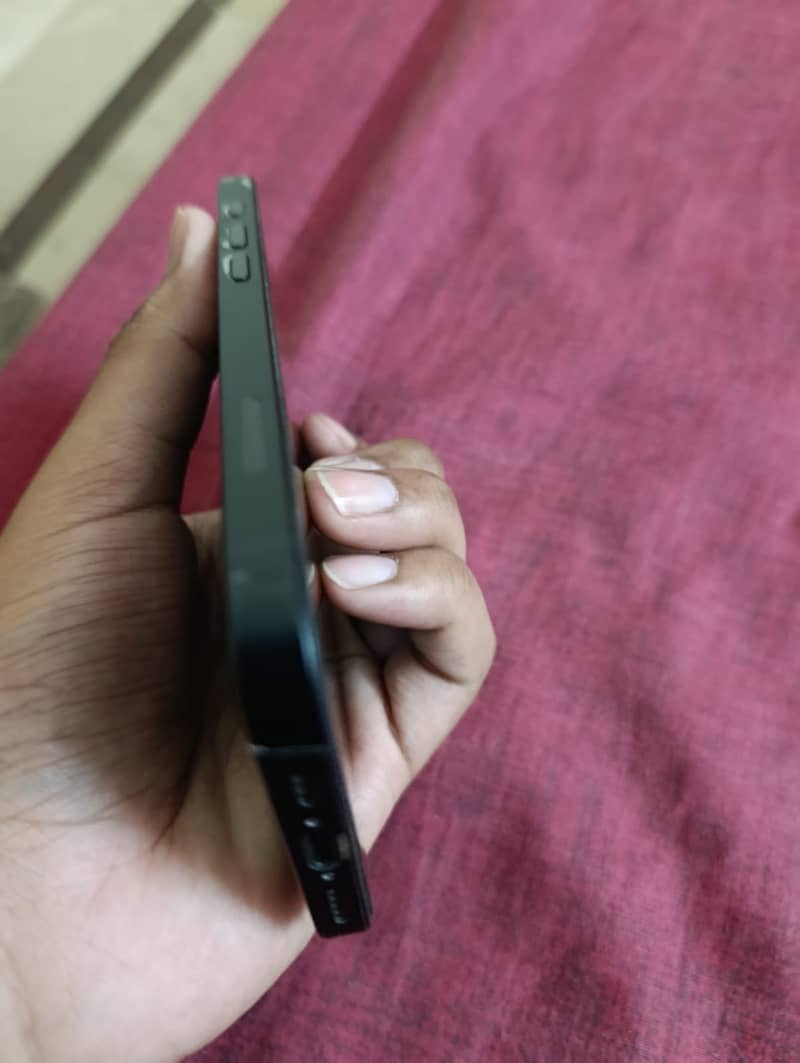 Apple iPhone 16e 4