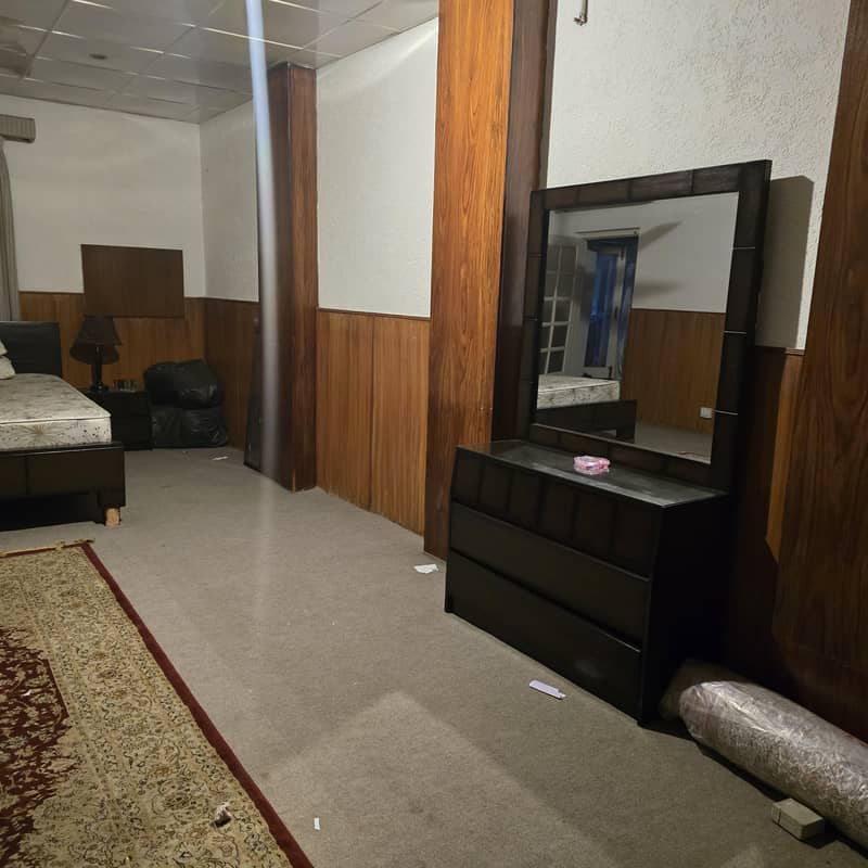 Double bed, sidetables, dressing table, carpet(10×7) 1