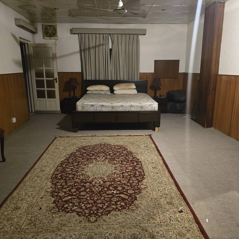 Double bed, sidetables, dressing table, carpet(10×7) 2