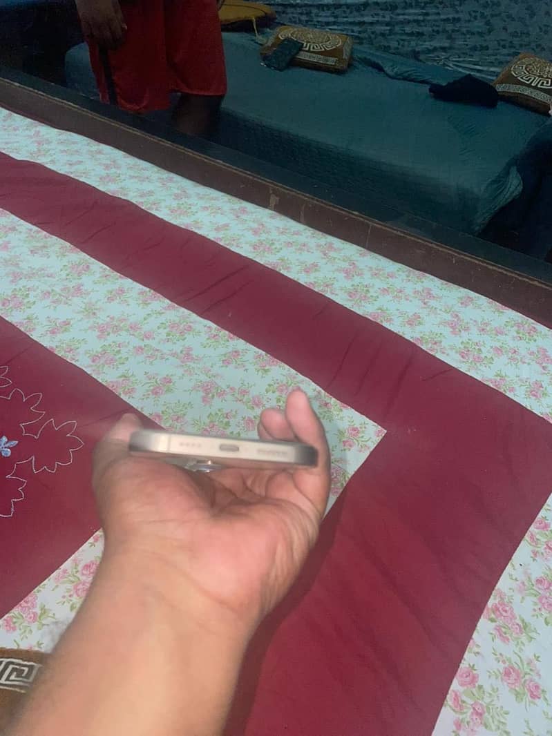 Apple iPhone 16 Pro Max 4