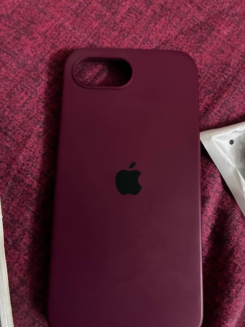 Apple iPhone 16e 7