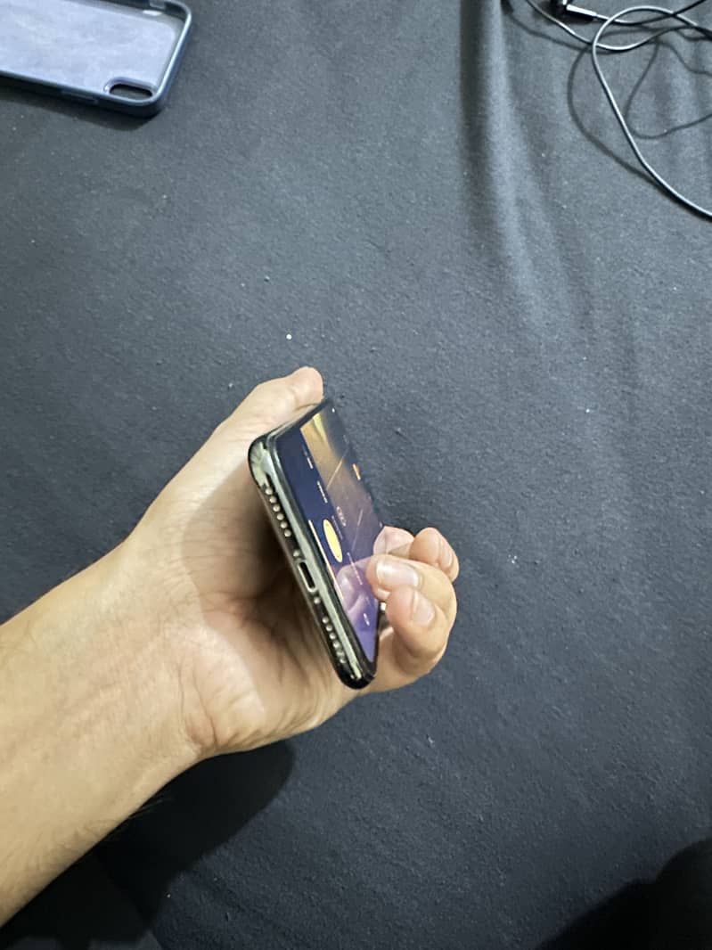 Apple iPhone X 4