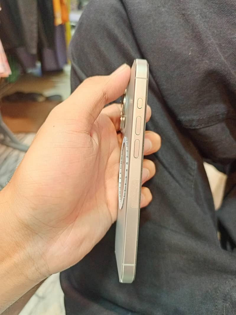 Apple iPhone 15 Pro 4