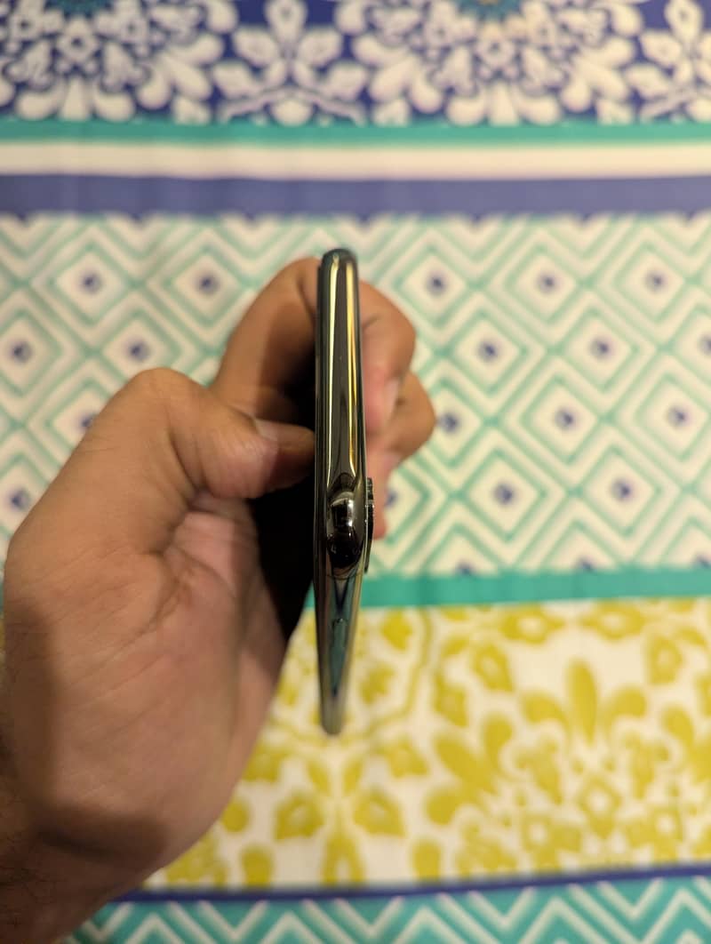 Apple iPhone X 4