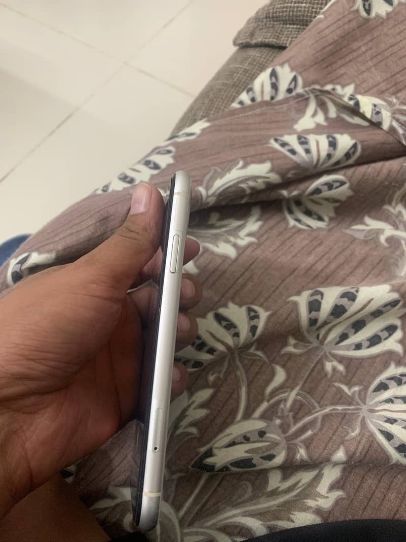 iPhone 11 4