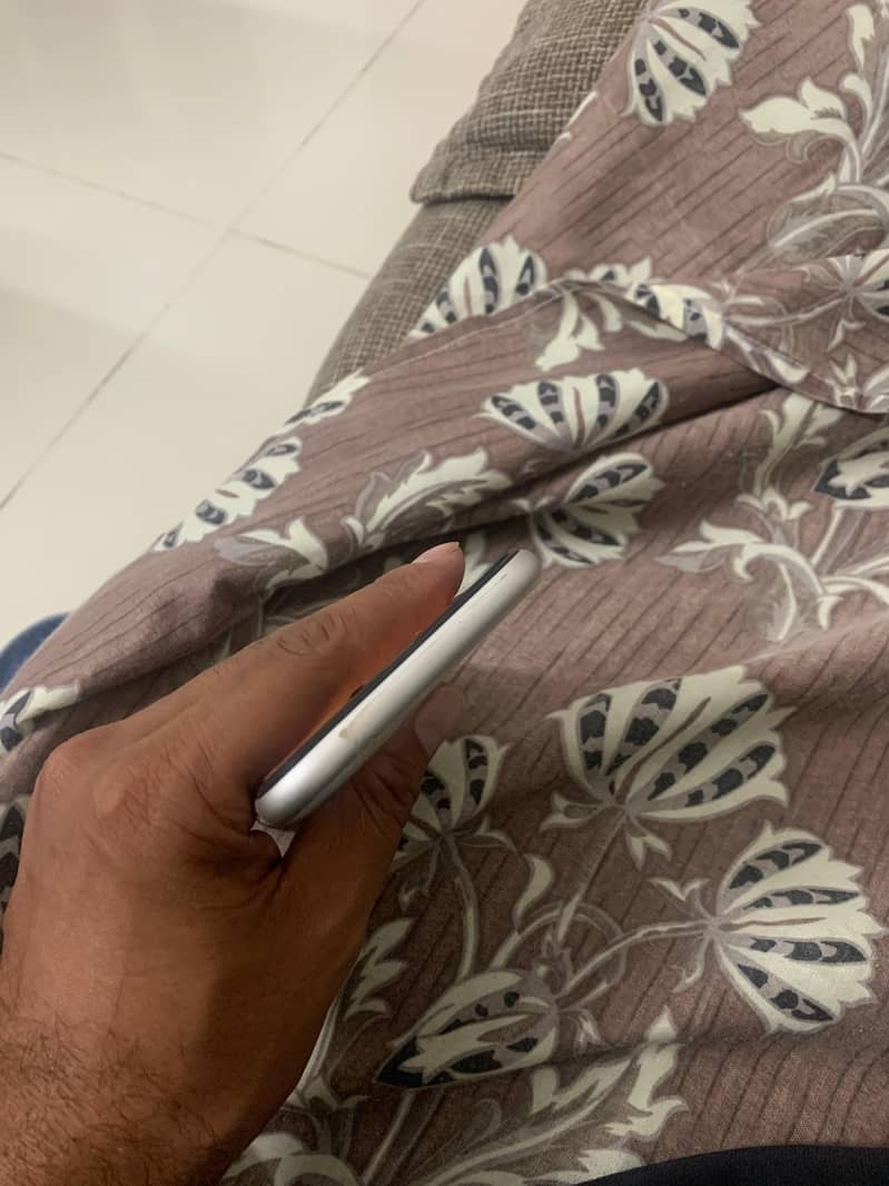 iPhone 11 6