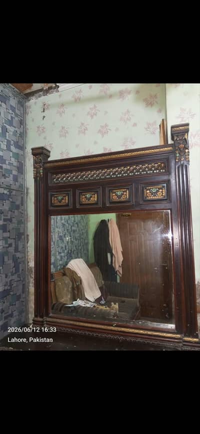 Showcase and dressing table for sale good condition