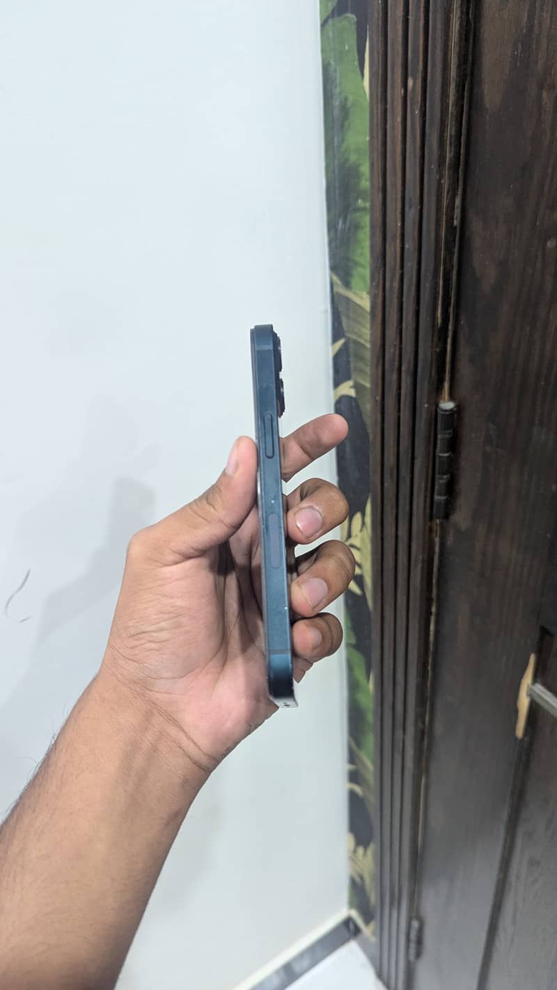 Apple iPhone 13 5