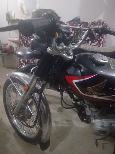 2017 model full geuan condition m h Bhai or sasty daam pepper clear