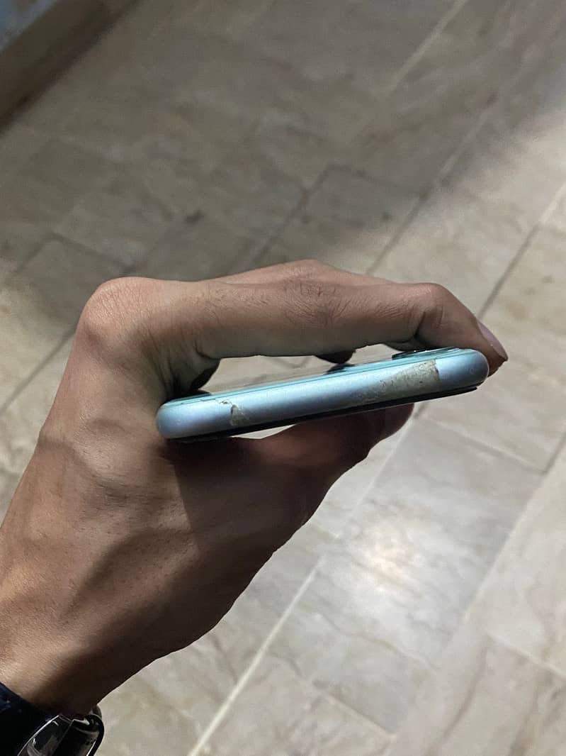 Apple iPhone 11 4