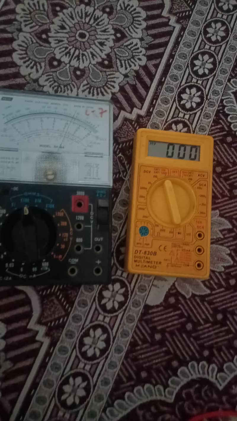 2 multimeters analog digital 0