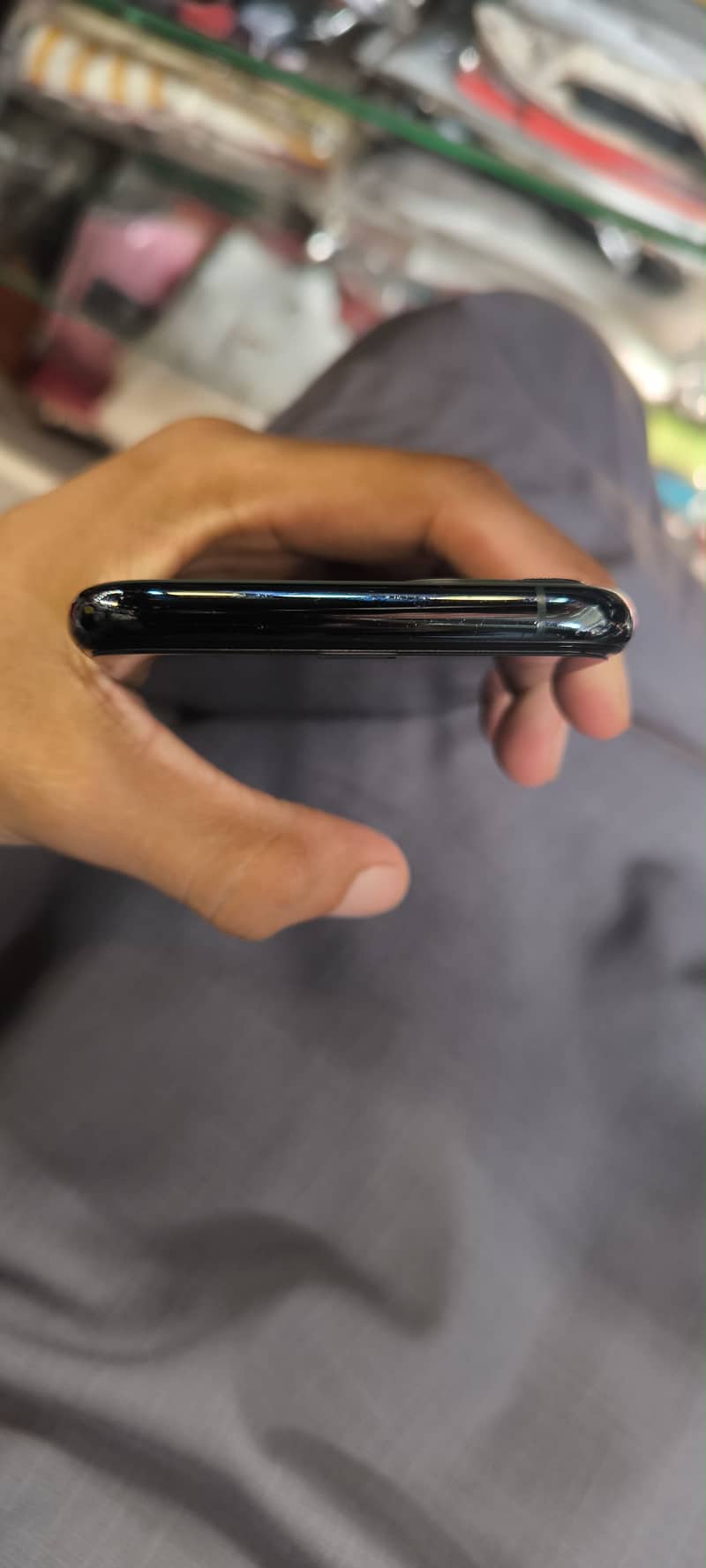 Apple iPhone 11 Pro 4