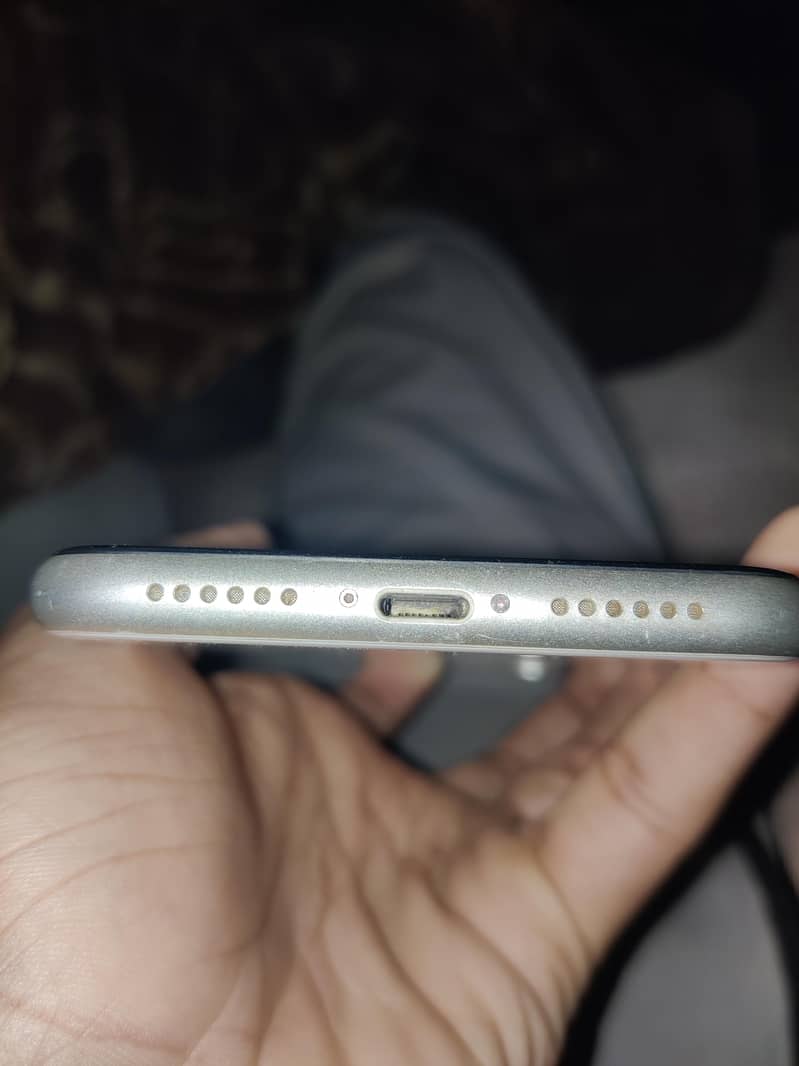 Apple iPhone 11 4