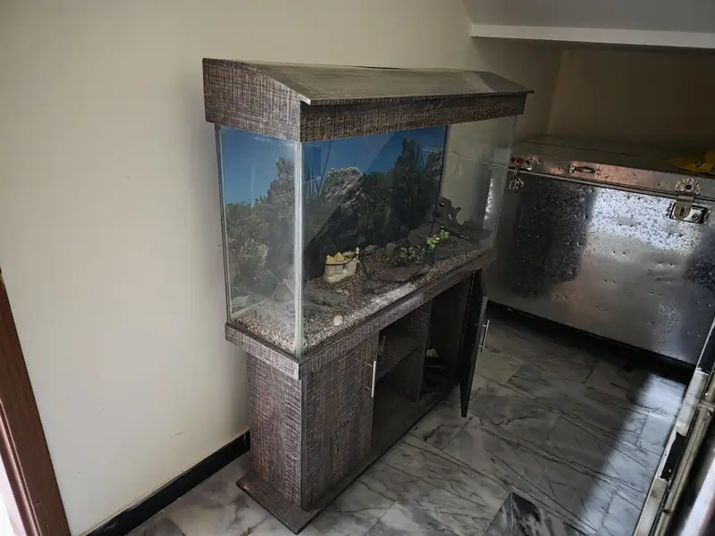 Large Aquarium with 2 full Cabinets and a decent storage space — photo 2