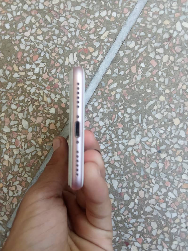 Apple iPhone 7 2