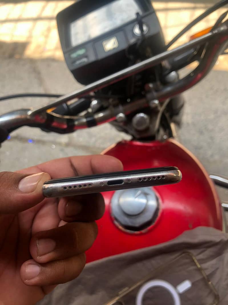 Apple iPhone X 4