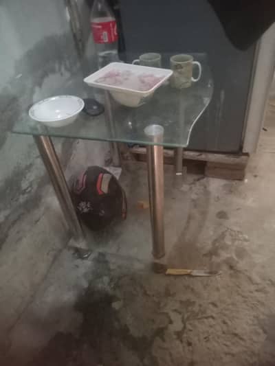 ایک عدد شیشے کا ٹیبل ہے