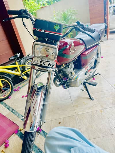 Honda bike achi bike hai 10 by 9 rate 1 lkh 40 zr