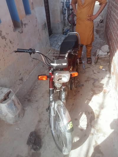bike ok Hy Oki bi masl Nahi Hy km 4800 chal h Engine all ok Hy