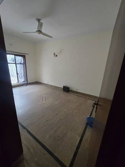 Stunning Prime Location 10 Marla House In Faisal Town Available