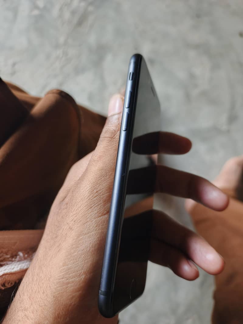 Apple iPhone 7 3