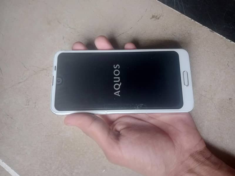 Sharp Aquos R2 3