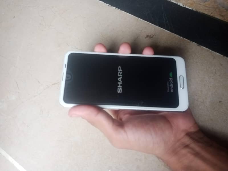 Sharp Aquos R2 4