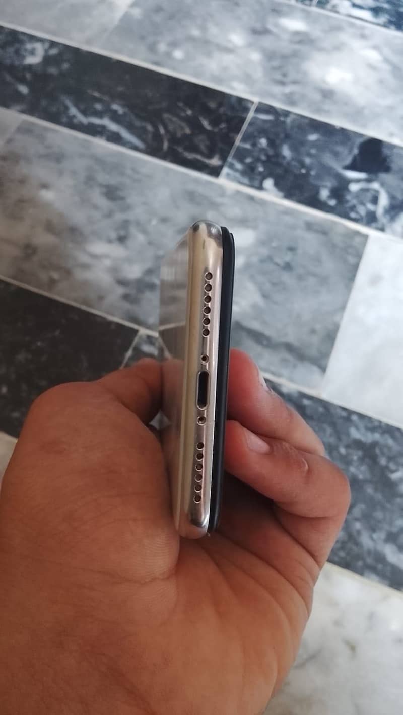 Apple iPhone X 4