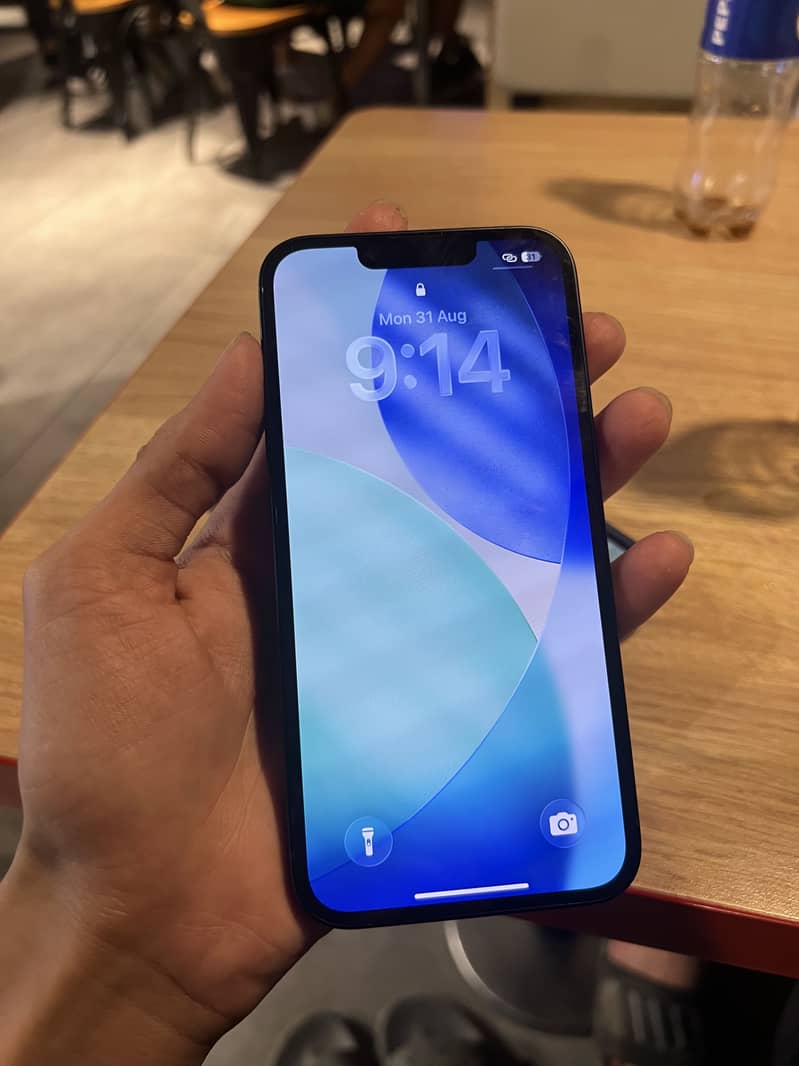 Apple iPhone 16e 1