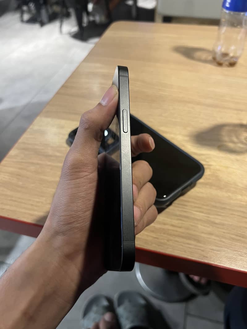 Apple iPhone 16e 2