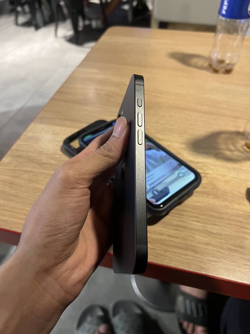 Apple iPhone 16e 3