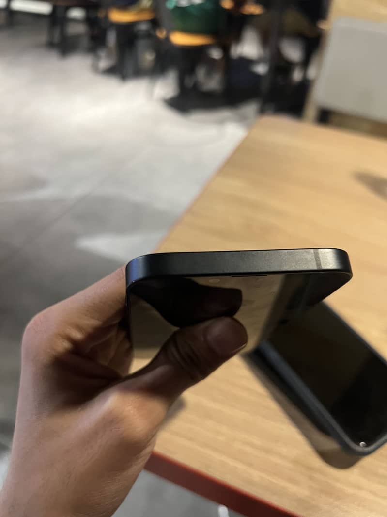 Apple iPhone 16e 4