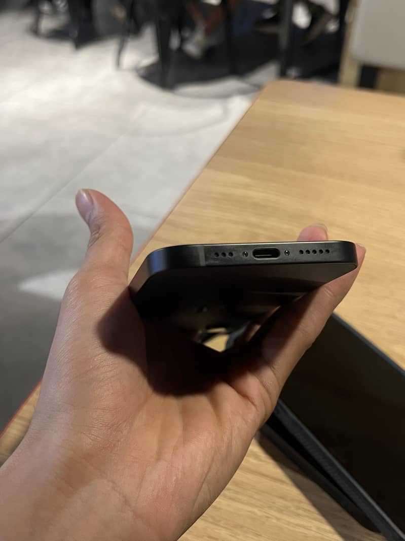 Apple iPhone 16e 5