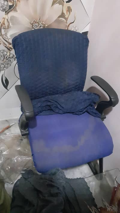 4 office chairs in good condition