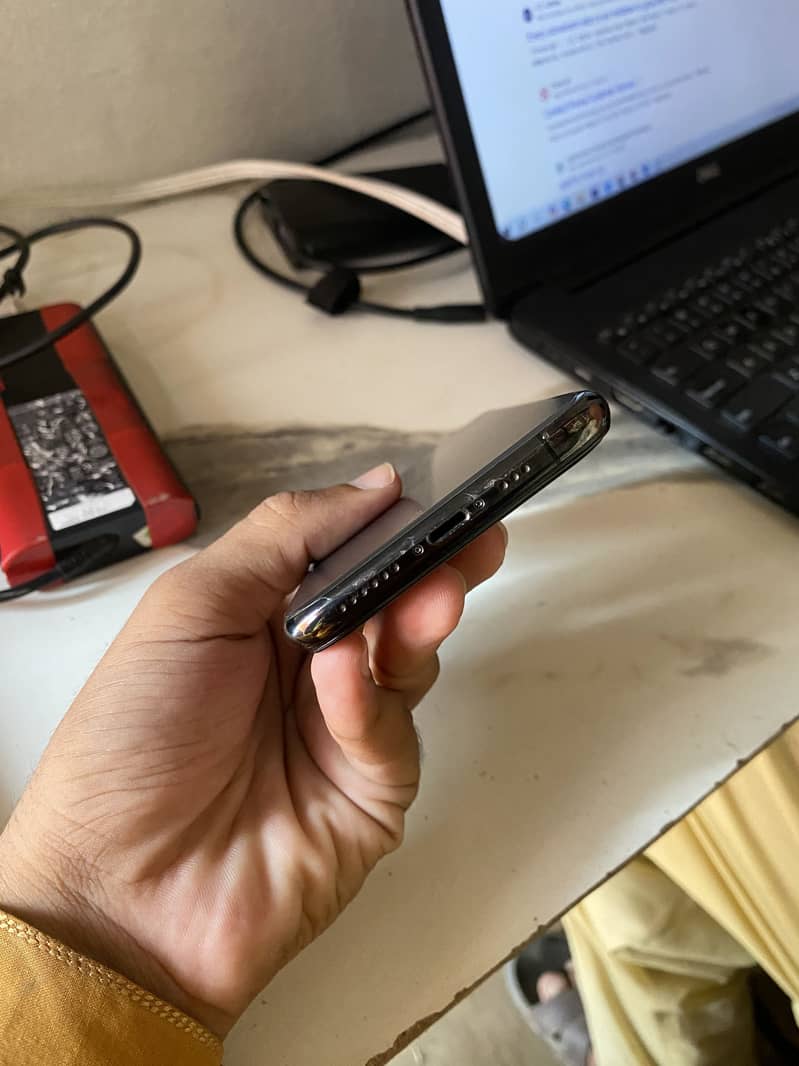 Apple iPhone XS 4