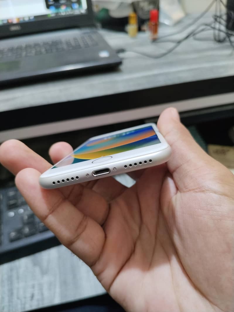 Apple iPhone 8 3