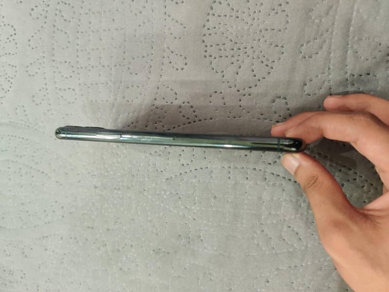 Apple iPhone 11 Pro Max 4