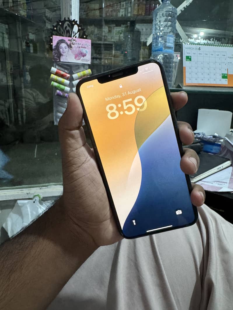 Apple iPhone XS Max 3
